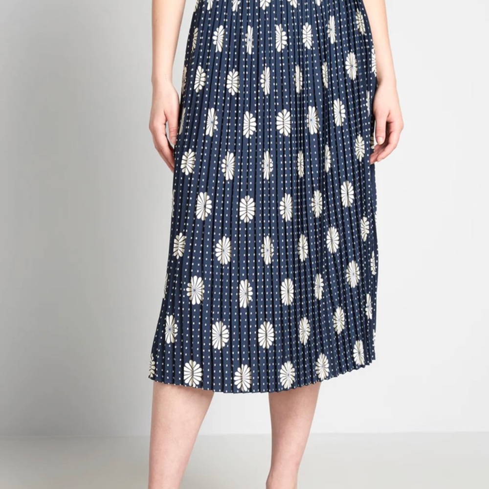 Nwt size small Modcloth pleats and thanks you navy floral midi